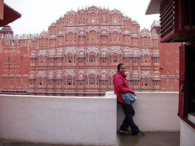 Rajesh vorm Palast der Winde (Hawa Mahal)