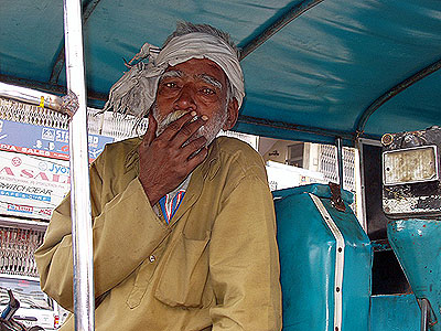 Rickshaw-Fahrer mit James Bond-Ambitionen