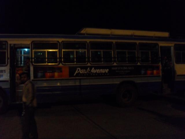 der Bus von der Seite, man bemerke die Werbung fuer Luxusartikel! indischer Bus mit Werbung